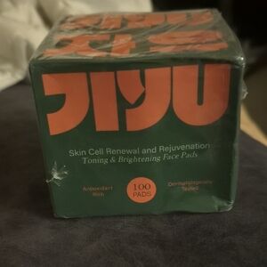 JIYU Toning & Brightening Face Pads - Green & Orange